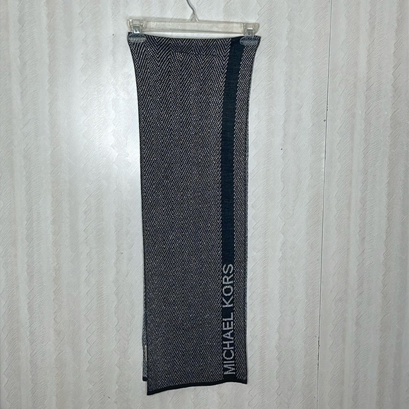 🆕 MICHAEL KORS Black Silver Metallic Herringbone Scarf $52 Metallic Scarf - Picture 3 of 6